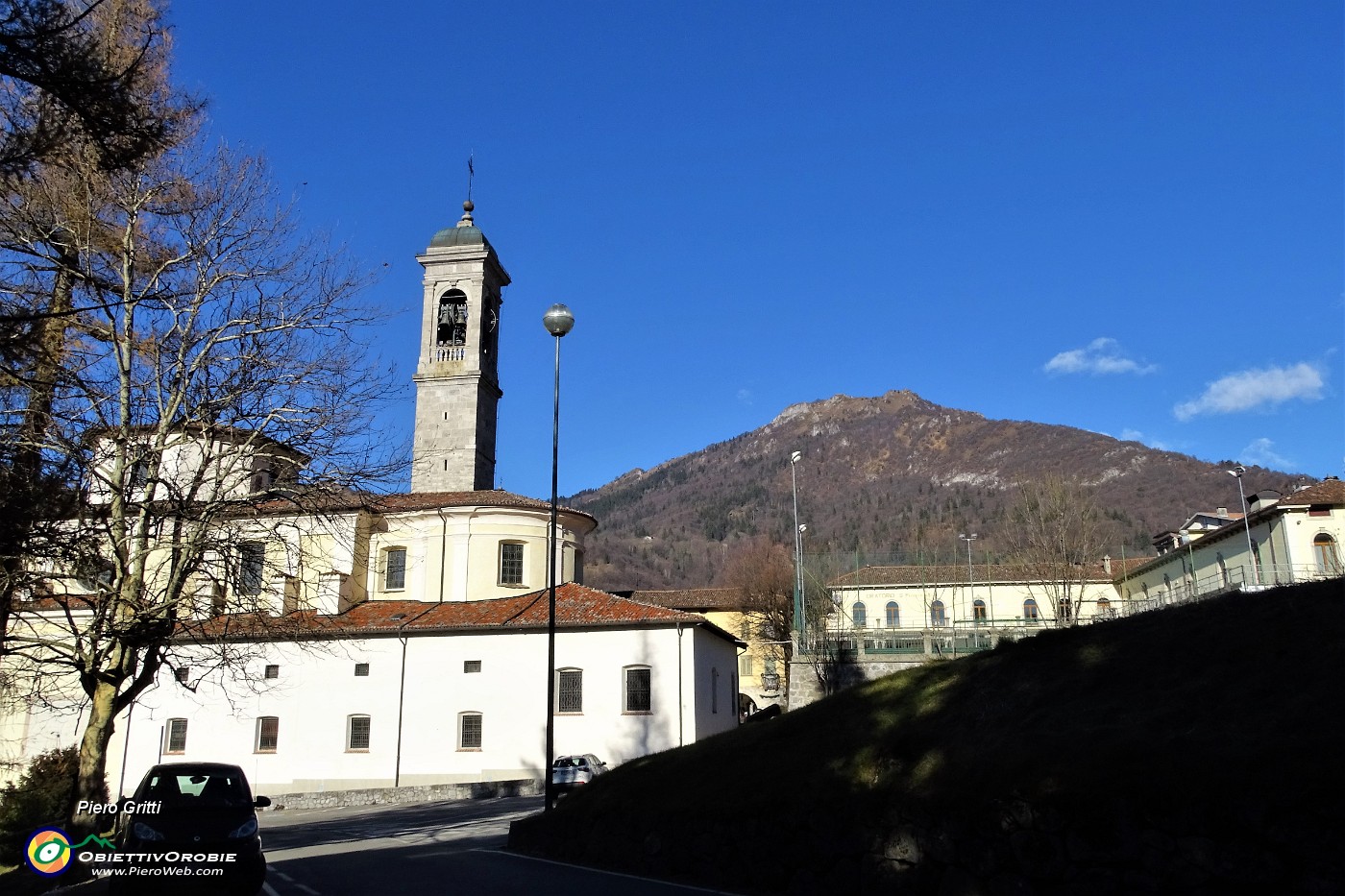07 Vista sul Monte Castello (1470 m) dalla chiesa di Serina.JPG